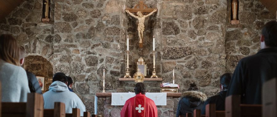 Cura celebrando misa en una Iglesia Católica Diocesana