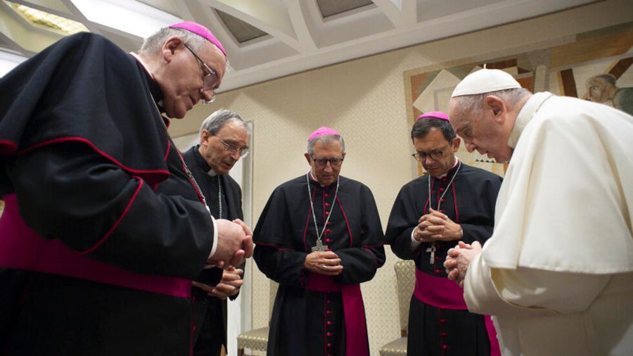 El Papa Francisco reunido con obispos orando
Copyright: © Vaticano - Reuters