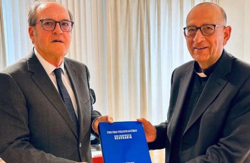El Defensor del Pueblo entrega al cardenal Omella el informe sobre abusos sexuales en la Iglesia Católica en España