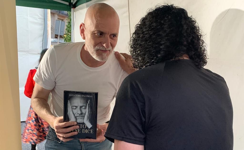 En la Feria del Libro de San Jordi, Barcelona, con Alejandro Palomas